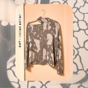 nwt 🆕 🎉 dark & light camouflage cut out mock long sleeve turtleneck